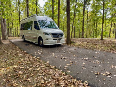 Foto de Hohenwald, TN USA - 8 de octubre de 2023: Una autocaravana Mercedes en un camping en el Camping Meriwether Lewis cerca de Hohenwald, TN USA. - Imagen libre de derechos