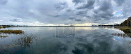 Téléchargez les photos : Le lac à Trimble Park à Mount Dora, Floride par une journée d'hiver ensoleillée. - en image libre de droit