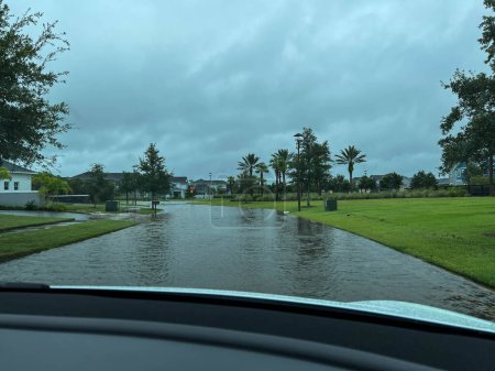 Téléchargez les photos : Orlando, FL USA-28 septembre 2022 : Un quartier inondé après un ouragan à Orlando, Floride. - en image libre de droit