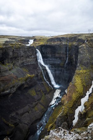 Foto de Vista de la famosa cascada Haifoss en el río Fossa cerca del volcán Hekla. Viajar a Islandia. Trekking en Islandia. Concepto de fotografía de viajes y paisajes. - Imagen libre de derechos