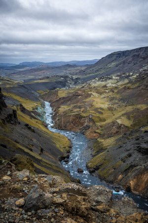 Téléchargez les photos : Vue de la célèbre cascade Haifoss sur la rivière Fossa près du volcan Hekla. Voyage en Islande. Randonnée en Islande. Concept de photographie de voyage et de paysage. - en image libre de droit