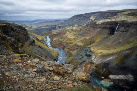 Foto de Vista de la famosa cascada Haifoss en el río Fossa cerca del volcán Hekla. Viajar a Islandia. Trekking en Islandia. Concepto de fotografía de viajes y paisajes. - Imagen libre de derechos