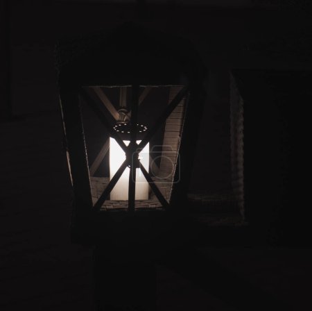 Foto de Iluminación del área de la casa, lámpara antigua decorativa al atardecer - Imagen libre de derechos
