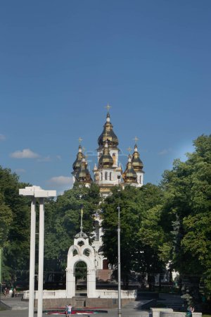 Téléchargez les photos : Fontaine Mirror Stream à Kharkov, Eglise des Femmes Saintes Myrrhe, attraction touristique - en image libre de droit