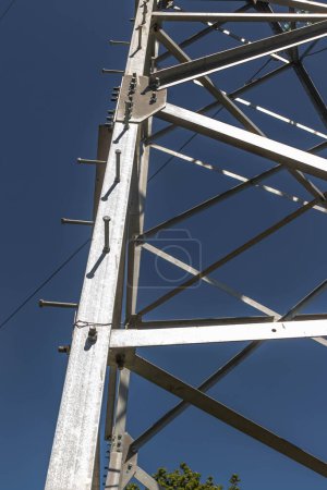 Foto de Un soporte de línea de alimentación aérea es una estructura especial diseñada para sostener los cables de las líneas eléctricas aéreas.,... - Imagen libre de derechos