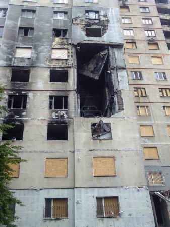 Zerstörtes Gebäude in der nördlichen Saltowka nach einem Raketeneinschlag. Zerstörung von zwei Stockwerken des Gebäudes