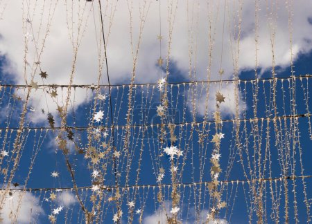 Foto de Guirnalda decorada de Año Nuevo en el fondo del cielo azul, de cerca. - Imagen libre de derechos