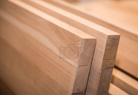 Téléchargez les photos : Panneaux en bois de chêne à partir desquels les tables seront fabriquées. - en image libre de droit