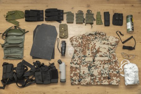 Téléchargez les photos : Military ammunition for Ukrainian soldiers. Armor plate, thermal imager, bags - en image libre de droit
