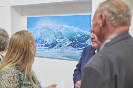 Foto de Skagen, Dinamarca, mayo de 2023: Los visitantes observan las pinturas en la galería - Imagen libre de derechos