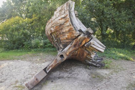Téléchargez les photos : Les restes pourris d'un vieux bateau en bois au Danemark. - en image libre de droit