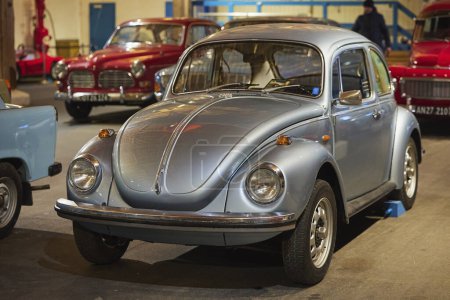 Téléchargez les photos : Kvarndrup, Danemark, 13 Janvier, 2024 : Volkswagen Beetle dans le showroom - en image libre de droit