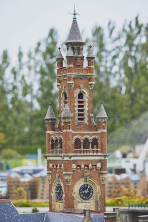 Pequeña torre de reloj en una ciudad en miniatura en los Países Bajos.