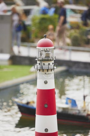 Spielzeug-Leuchtturm in einer Miniaturstadt in den Niederlanden.