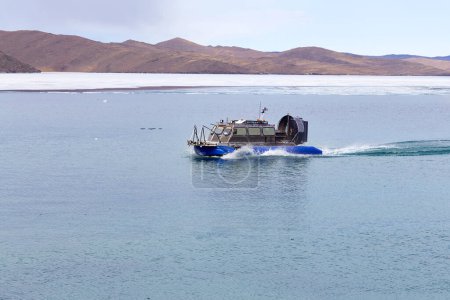 Hovercraft transporte les touristes le long du lac Baïkal au printemps. 