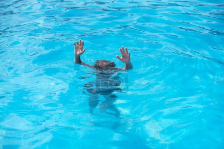 Foto de Adolescente bajo el agua en la piscina con gafas en un día soleado. Niños diversión de verano. Deportes acuáticos para niños en vacaciones de verano. - Imagen libre de derechos