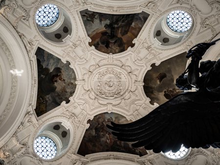 Téléchargez les photos : Plafond en stuc peint au Petit Palais de Paris. Culture et art. France - en image libre de droit