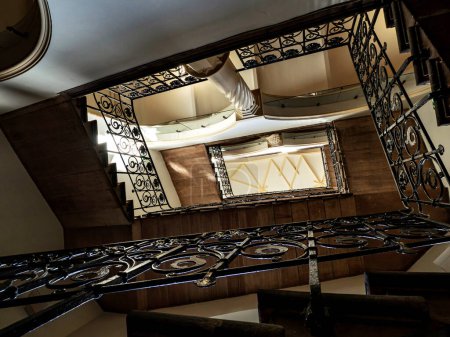 Téléchargez les photos : Un vieil escalier en colimaçon dans un manoir du 19ème siècle transformé en un lycée éducatif. France - en image libre de droit