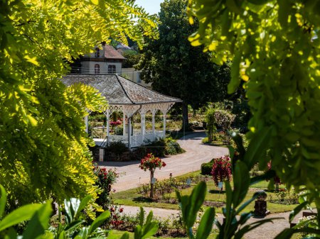 Téléchargez les photos : Rose garden in Saverne. Museum of Flowers. Outdoor greenhouse. Botanical Garden. Summer freshness. - en image libre de droit