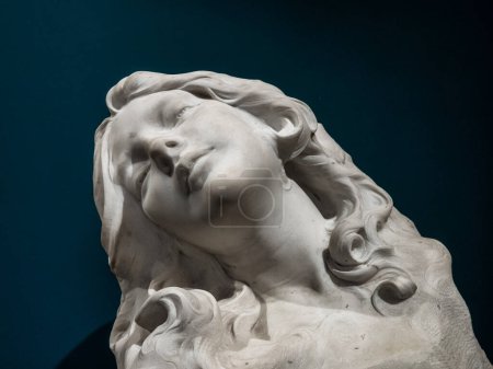 Foto de Escultura antigua de una mujer en el Museo de Borgoña, Dijon, historia del arte. Francia - Imagen libre de derechos