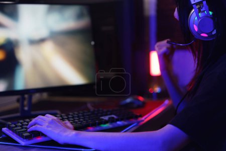 Téléchargez les photos : Femme cyber hacker gamer regarder moniteur et faire geste de gagner après le succès du piratage de jeux vidéo. - en image libre de droit
