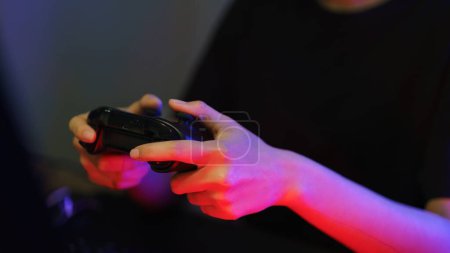 Téléchargez les photos : Main de femme cyber hacker gamer tenant manette de commande pour jouer à des jeux sur ordinateur. - en image libre de droit