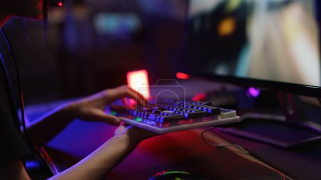 Foto de Mano de jugador hacker cibernético femenino presionando el teclado para competir y jugar juegos en el ordenador. - Imagen libre de derechos