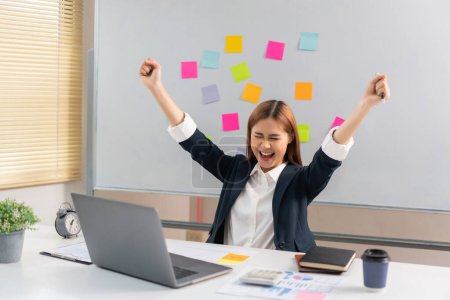 Téléchargez les photos : Concept of modern girl leadership, Businesswoman raises her arms in happiness after successful work. - en image libre de droit