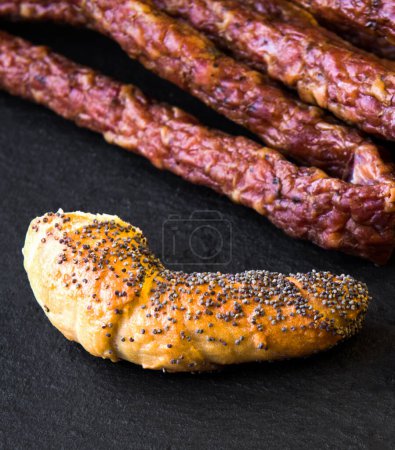 Foto de Dried sausages on a plate - Imagen libre de derechos