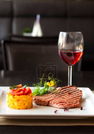 Foto de Sintoniza filete con vino en un restaurante - Imagen libre de derechos