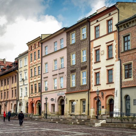 Téléchargez les photos : Maisons anciennes à Cracovie - Rynek mai - en image libre de droit