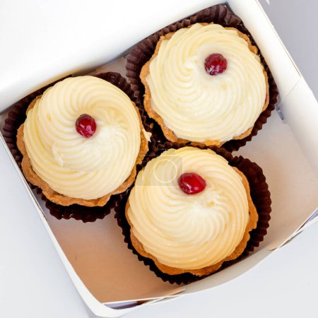Téléchargez les photos : Gâteaux (mini tartes) à la crème dans une boîte en papier - en image libre de droit