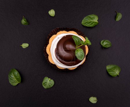 Foto de Pastel de chocolate (tarta, tarta) con crema y chocolate - Imagen libre de derechos