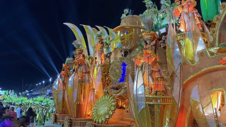 Foto de Río de Janeiro, Brasil - 20 de febrero de 2023: Energía del mundialmente famoso Desfile de Carnaval 2023. Deja que los colores vibrantes, los ritmos y el espíritu animado te transporten a un mundo mágico de samba. - Imagen libre de derechos