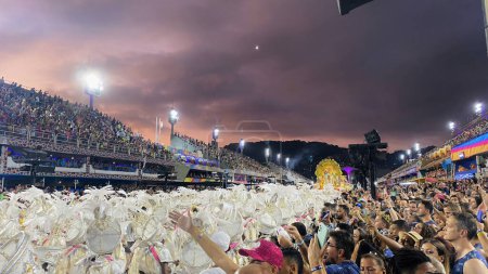 Foto de Río de Janeiro, Brasil - 20 de febrero de 2023: Energía del mundialmente famoso Desfile de Carnaval 2023. Deja que los colores vibrantes, los ritmos y el espíritu animado te transporten a un mundo mágico de samba. - Imagen libre de derechos