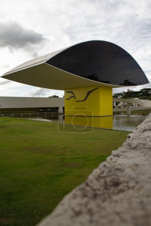 Téléchargez les photos : Curitiba, Paran, Brésil - 26 décembre 2020 : Vue du Musée Oscar Niemeyer, également connu sous le nom de Museu do Olho ou Niemeyer s Eye. L'architecture moderne du Musée Oscar Niemeyer à Curitiba. - en image libre de droit