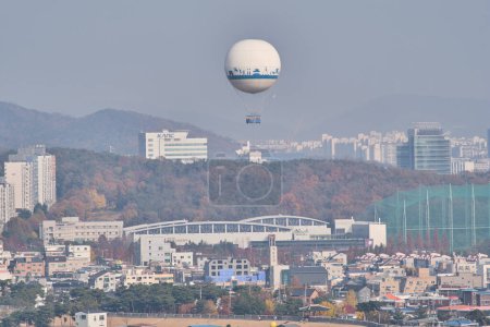 Foto de Paisaje urbano de la capital suwon de la provincia de Gyeonggi en Corea del Sur el 11 de noviembre de 2022 - Imagen libre de derechos
