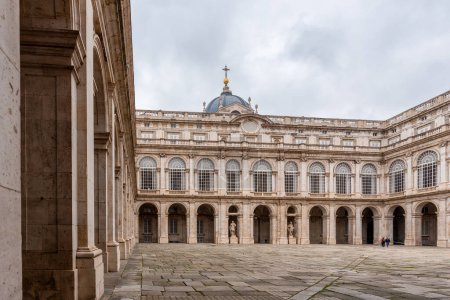 Téléchargez les photos : Palacio Real Palais Royal de Madrid résidence officielle de la famille royale d'Espagne le 6 décembre 2022 - en image libre de droit