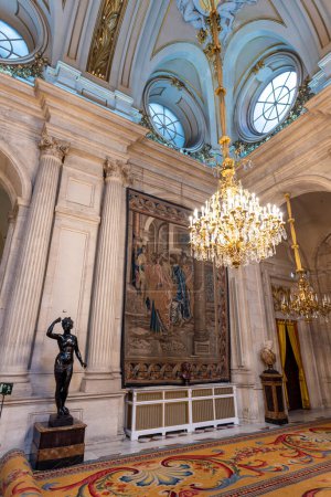 Téléchargez les photos : Palacio Real Palais Royal de Madrid résidence officielle de la famille royale d'Espagne le 6 décembre 2022 - en image libre de droit