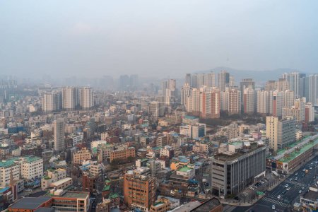 Foto de Cityscape of Seoul capital of South Korea on a smoggy day on 7 January 2023 - Imagen libre de derechos