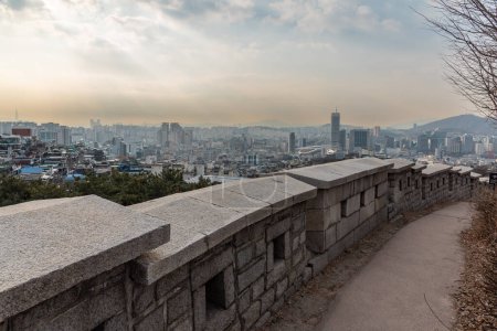 Foto de Seoul City Wall old fortress protecting capital of South Korea - Imagen libre de derechos