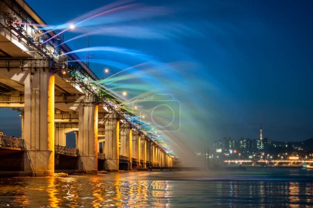 Foto de Banpo Bridge Moonlight Rainbow Fountain on Han river en Seúl, capital de Corea del Sur - Imagen libre de derechos