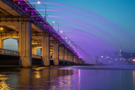 Banpo-Brücke Mondschein-Regenbogenbrunnen am Han-Fluss in Seoul, der Hauptstadt Südkoreas