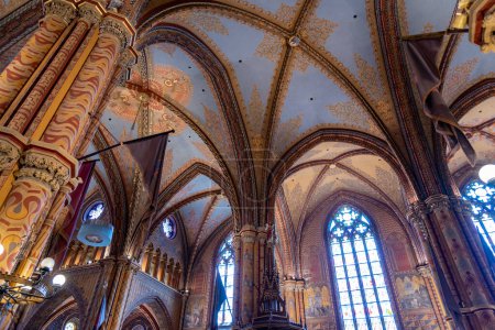 Foto de Interior de la iglesia Matthias en el Castillo de Buda Budapest, Hungría en 30 Abril 2023 - Imagen libre de derechos