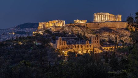 Téléchargez les photos : Vue de nuit de l'ancienne Acropole avec paysage urbain d'Athènes capitale de la Grèce - en image libre de droit