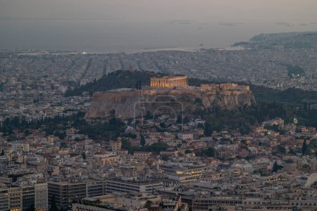 Téléchargez les photos : Ancienne Acropole et paysage urbain d'Athènes capitale de la Grèce au coucher du soleil - en image libre de droit