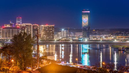 Foto de Vista nocturna desde la fortaleza de Belgrado del río Sava y el paseo marítimo de Belgrado en Belgrado, capital de Serbia, el 13 de mayo de 2023 - Imagen libre de derechos