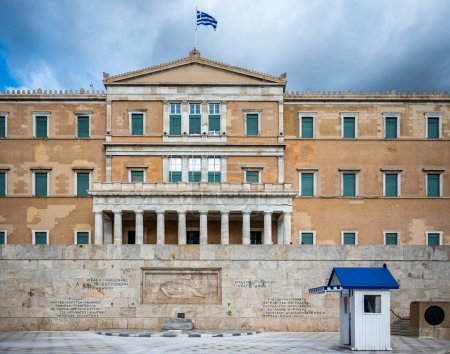Parlement hellénique dans le Vieux Palais Royal, surplombant la place Syntagma à Athènes, Grèce, le 13 août 2023