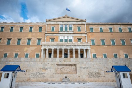 Téléchargez les photos : Parlement hellénique dans le Vieux Palais Royal, surplombant la place Syntagma à Athènes, Grèce, le 13 août 2023 - en image libre de droit