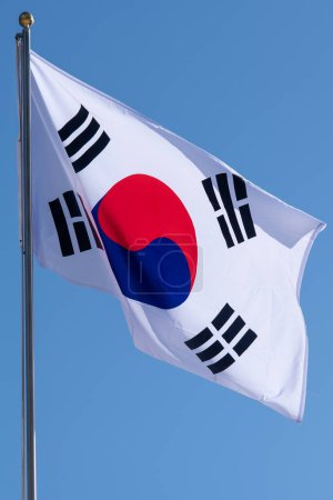 Téléchargez les photos : Closeup Flag of South Korea on a flagpole against the blue sky - en image libre de droit
